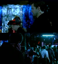 Наушник то в левом ухе, то в правом.