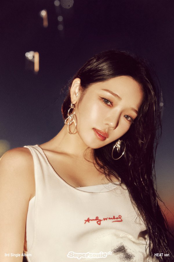 Fromis_9 uploads photos of their 3rd single album