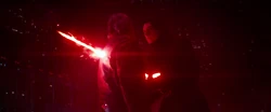 Kylo Ren allume son sabre laser et tue son père.