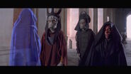 Nute Gunray conversant avec Dark Sidious, Dark Maul et Rune Haako durant le Blocus de Naboo.