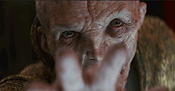 Gros plan sur la main et tête de Snoke pendant qu'il utilise la Force