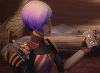 Sabine Wren tenant deux gantelets.