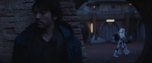 Durant l'occupation Impériale, Cassian se cache des stormtroopers qui patrouillent en ville, lui rappelant de mauvais souvenirs.