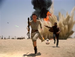 Rey, Finn et BB-8 s'enfuient de Jakku à bord du Faucon Millenium.