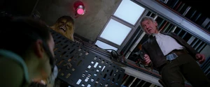 Han Solo et Chewbacca découvrent les trois fugitifs dans le compartiment.