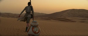 La vie monotone de Rey changea lors de sa rencontre avec BB-8, un droïde possédant un fragment de la carte menant à Luke Skywalker.