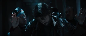 Cassian Andor est malmené par des gardes de Pre-Mor.