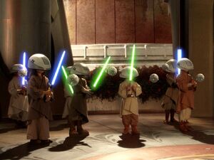 Plusieurs apprentis s'entraînant au Shii Cho au Temple Jedi.