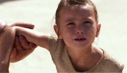 Rey, dans une vision qu'elle aura plus tard, laissée seule sur Jakku.