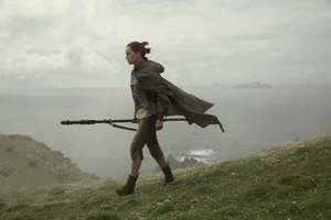 Sur Ahch-To, Rey est confrontée à un Luke Skywalker renfermé et muré dans le silence.
