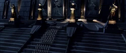 Les statues des Quatre Maîtres devant l'entrée du temple.