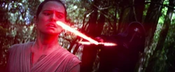 Kylo Ren parvient à retrouver Rey dans les forêts entourant le  de .