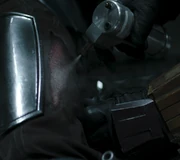 Bacto-spray utilisé par Paz Vizsla sur Din Djarin.