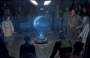 Cassian Andor (au centre) pendant la réunion du Haut commandement de l'Alliance.