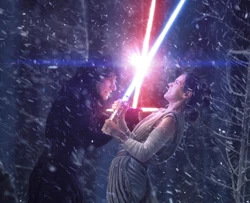 Malgré son avantage initial, Kylo Ren est vaincu par Rey.