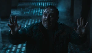 Kravas Drezzer implore Cassian Andor de lui laisser la vie sauve après l'avoir harcelé et essayé de le racketter.