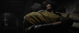 Cassian retrouve son ami Brasso dans un tunnel de Ferrix, lui énonçant les dernières volontés de sa mère.