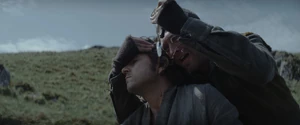 Cassian est menacé par Skeen voulant récupérer son cristal kyber.