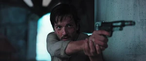 Après avoir survécu à sa chute dans la crypte, Cassian blesse grièvement le Directeur Krennic, sauvant Jyn.