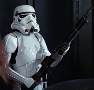 Un Stormtrooper avec son arme.