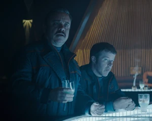C'est dans un bordel de Morlana Un que Kravas Drezzer et son comparse Verlo Skiff rencontrent Cassian Andor et décident de s'en prendre à lui.