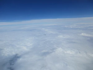 Au-dessus des nuages, en avion