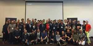 Photo de groupe. Yatalu est en bas au centre en robe