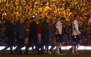 Fulham 0-1 Man Utd (Floodlights).jpg (68 KB) In the 43rd minute, as Man Utd prepared to take a corner kick, the stadium floodlights suddenly cut out and play was held up for around 10 minutes, as players and staff were sent back to the changing rooms. Curiously, the scoreboard and advertising boards were still lit up despite the floodlights losing power
