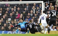 0-1: Dimitar Berbatov scores against his former club and for the first time at White Hart Lane since his departure. A quick break by Fulham following a Gareth Bale effort was helped by the overlapping of Sascha Riether, who played a good low cross from the right into Berbatov, who half-scuffed his shot over Hugo Lloris