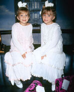 Mary-kate-ashley-olsen-1990-de