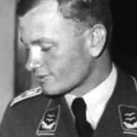 Ss Marschiert In Feindesland Fury Wiki Fandom Ss marschiert in feindesland und singt ein teufelslied ein schütze steht am wolgastrand und leise summt er mit wir pfeifen auf unten und oben und uns kann die ganze welt verfluchen oder auch loben, grad wie es jedem gefällt. ss marschiert in feindesland fury