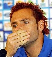 Cañizares en una rueda de prensa con su pelo de color rojo.