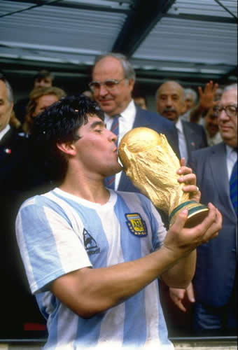 Argentina: Maradona, ex-jogador há 20 anos, em 20 momentos únicos, Esportes