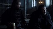 Benjen et Yoren discutent avec Tyrion