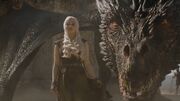 Daenerys se tient devant Drogon (6x09)