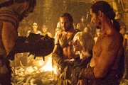Qotho tient Viserys par son bras droit