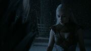 Daenerys contemple le Trône de Fer (2x10)