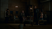Varys Tyrion Missandei Ver Gris 6x05.png