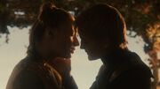 Joffrey embrasse Sansa (1x06)