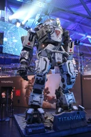 ein Titan-Nachbau auf der 