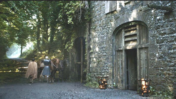 Brienne und Podrick am Gasthaus zum Kreuzweg, Königsweg in nördlicher Richtung.