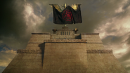 Гарпию на Великой пирамиде Миэрина закрывает флаг Таргариенов