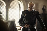 Tywin sugere casar Cersei e Loras