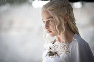 Daenerys's large neckpiece jewelry is meant to appear aggressive, like armor (actually, similar to how Cersei is wearing more large armor-like jewelry as her rule in King's Landing gets threatened).