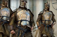 Armadura da Guarda Real após o rei Tommen Baratheon formar uma aliança com a Fé Militante.