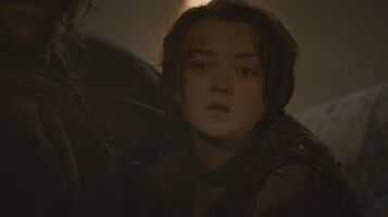 Arya muss die Verspottung ihres toten Bruders ansehen
