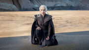 Dragonstone ep Dany in sand