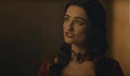 Kinvara wears the same kind of necklace as Melisandre, indicating a connection with Asshai.