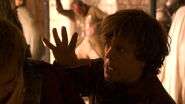 Tyrion policzkuje Joffrey.