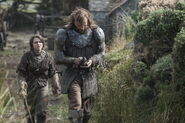 Sandor i Arya opuszczają domostwo farmera.